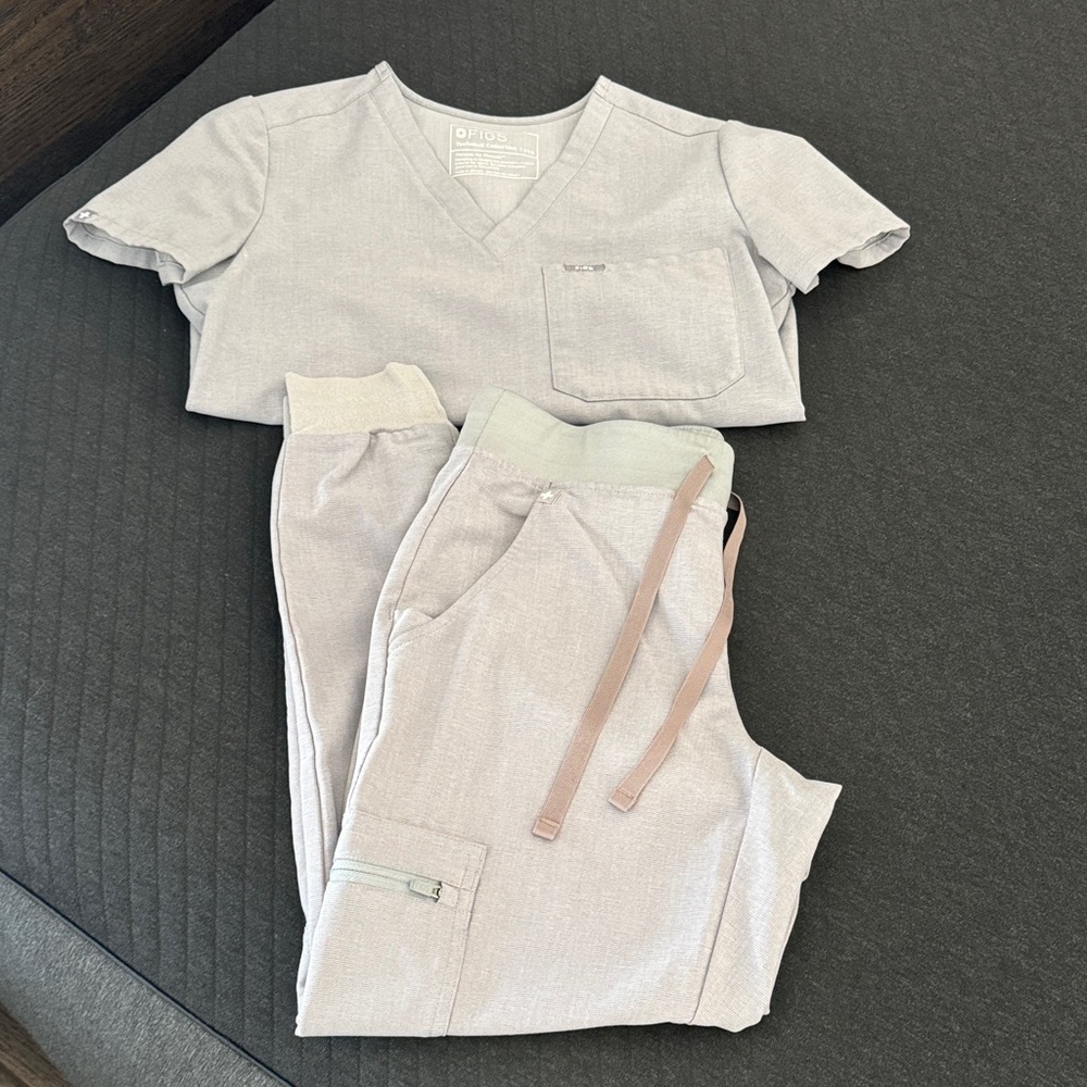 Figs Women's Scrub Set in Light Gray